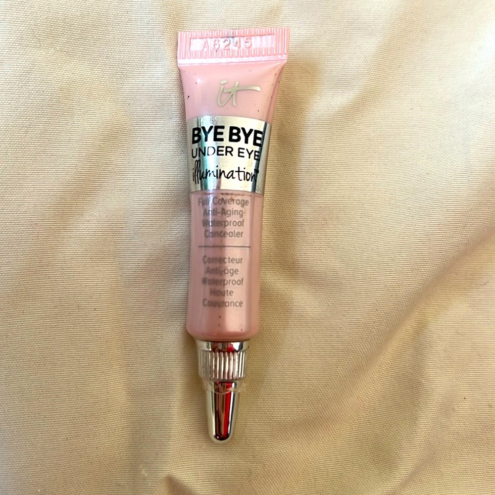 IT Bye Bye Under Eye Illumination concealer and corrector
